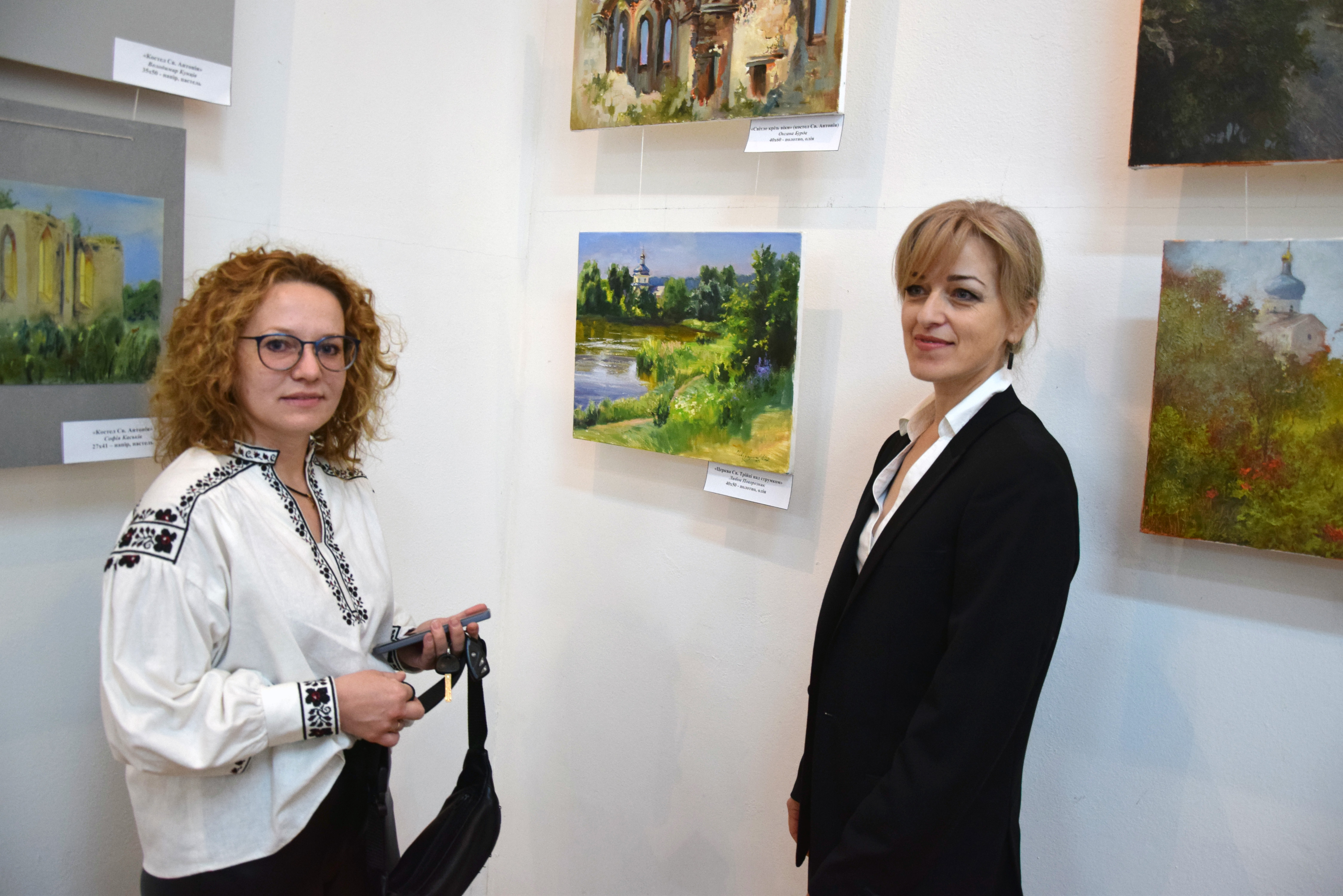 Художниці з Тернополя (зліва направо) Оксана Бурда та Любов Поворозник прийшли на виставку, щоб показати власні роботи й ознайомитися із творами колег. Фото надав автор